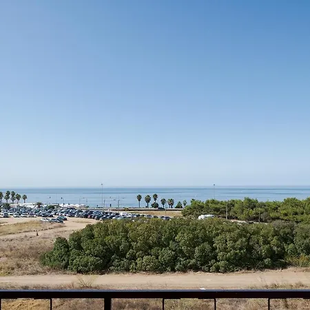 Ocean View Balcony 2-min Walk, Ac Apartment