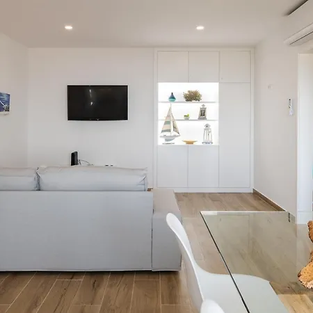 Ocean View Balcony 2-min Walk, Ac Apartment Carcavelos (Lisbon)